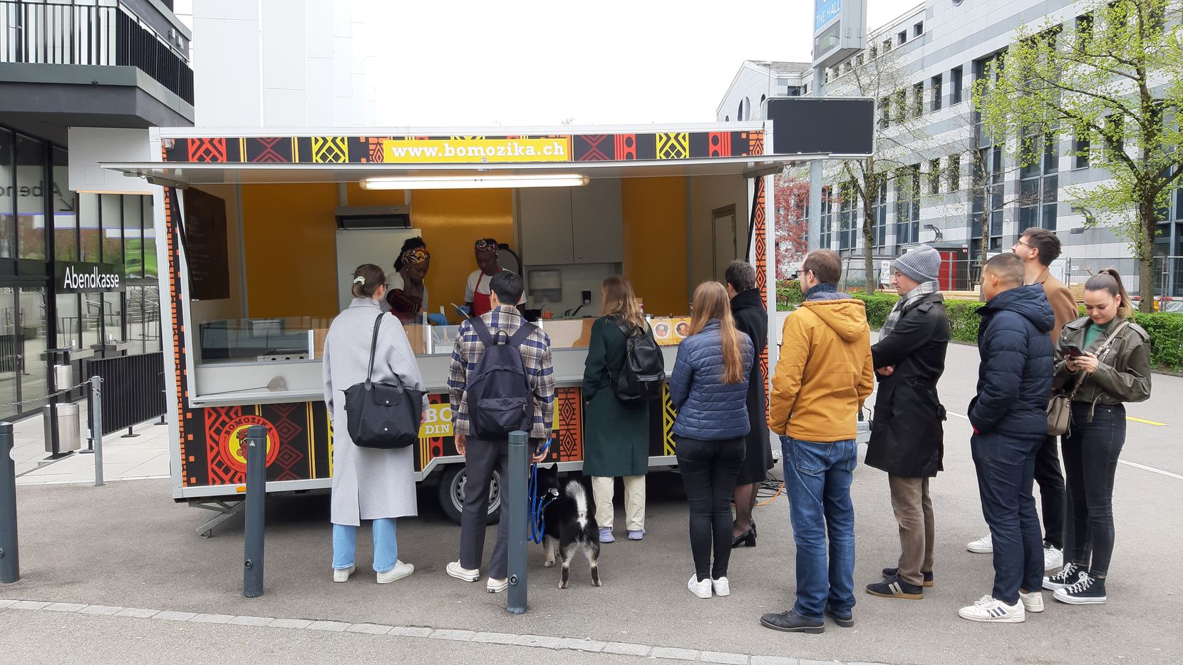 Ein Foodtruck mit wartenden Menschen.